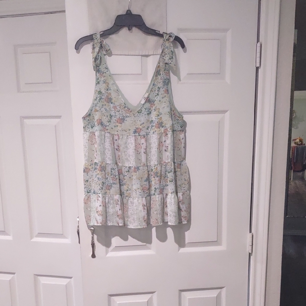 Beautiful Tiered Tie Strap Green Floral Blouse Size Large V Neck Front And Back